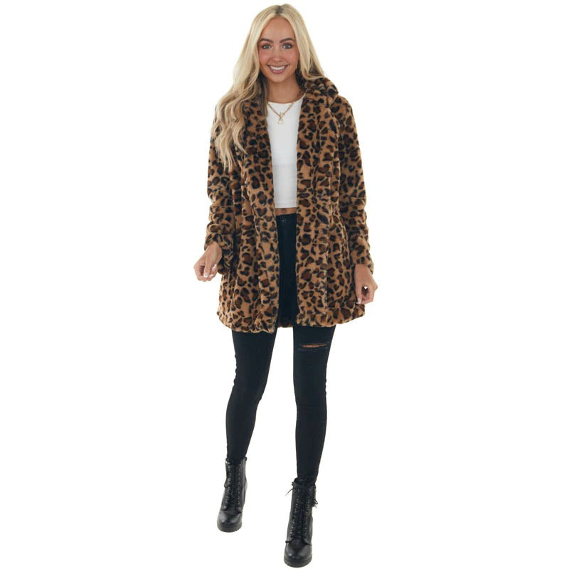 Junge Frau in Leopardenmuster-Mantel, weißem Oberteil und schwarzer Hose. Modetrend, Herbstmode, stilvolle Damenbekleidung, lässiger Look.