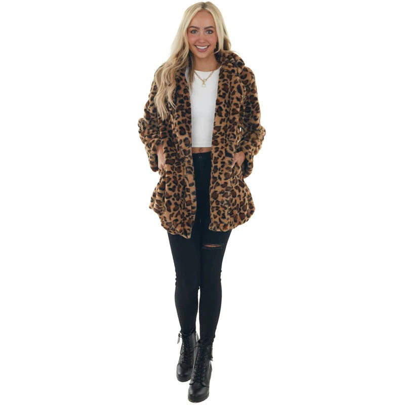 Blonde Frau in Leopardenmuster-Mantel, weißem Top und schwarzer Hose. Modetrend, Wintermode, stilvolle Damenbekleidung.